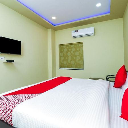 Oyo 27902 Center Point The Hotel Visakhapatnam Esterno foto