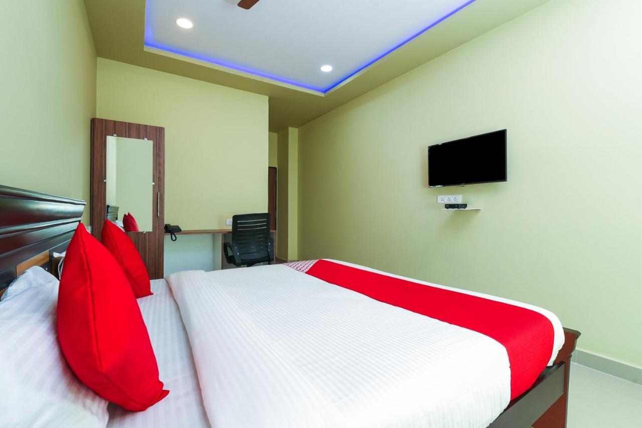 Oyo 27902 Center Point The Hotel Visakhapatnam Esterno foto