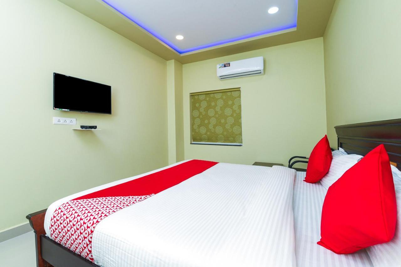 Oyo 27902 Center Point The Hotel Visakhapatnam Esterno foto