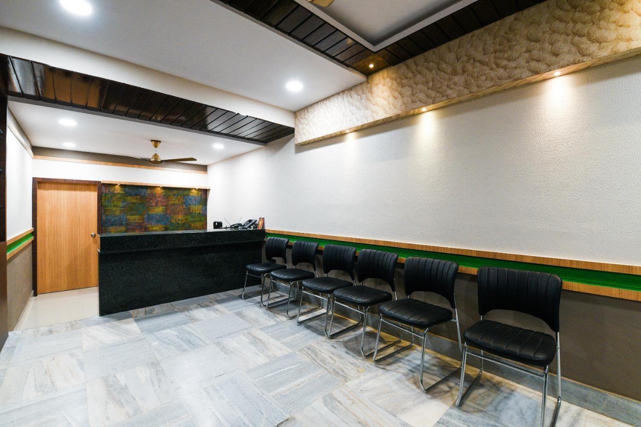 Oyo 27902 Center Point The Hotel Visakhapatnam Esterno foto