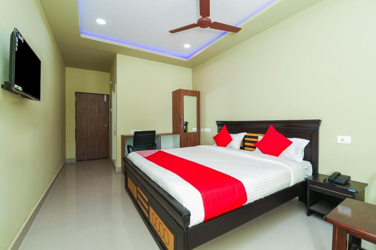 Oyo 27902 Center Point The Hotel Visakhapatnam Esterno foto
