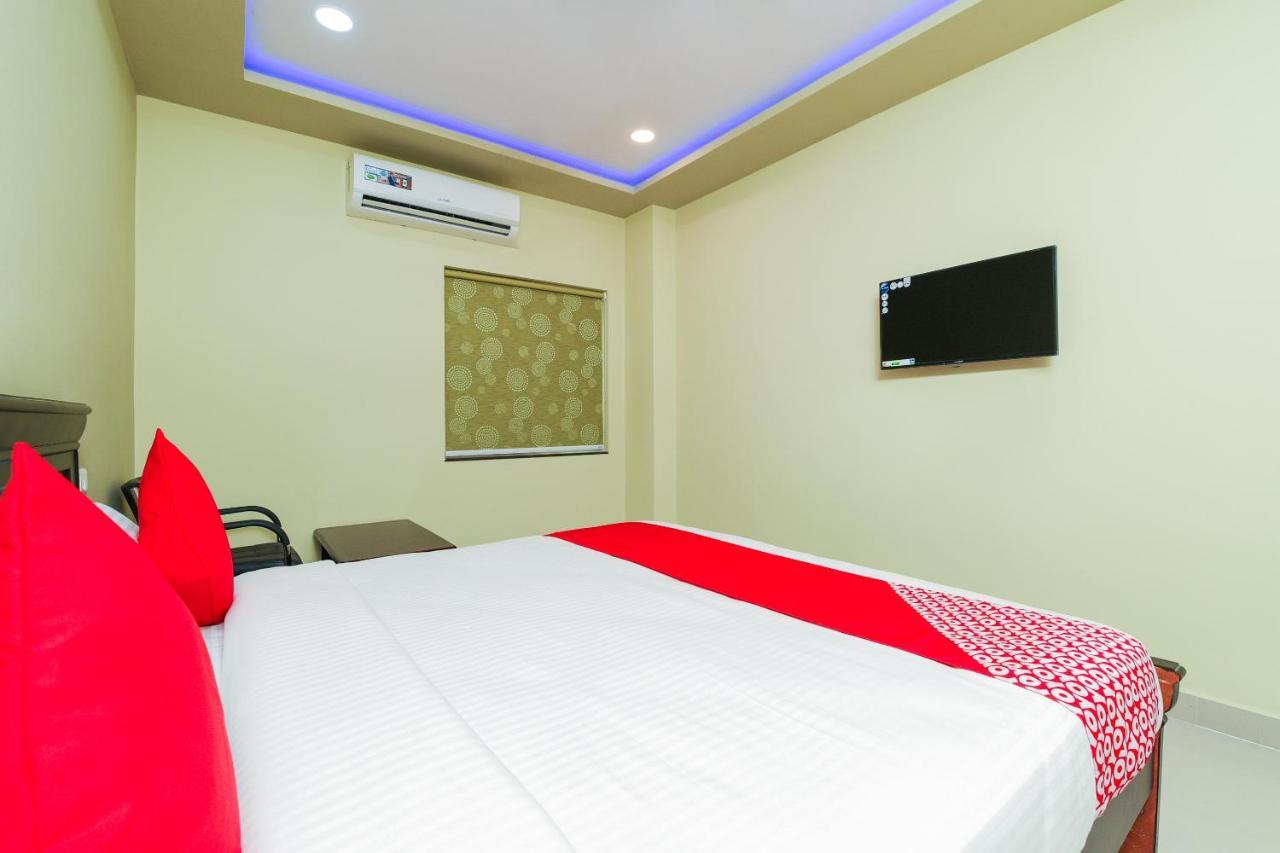 Oyo 27902 Center Point The Hotel Visakhapatnam Esterno foto
