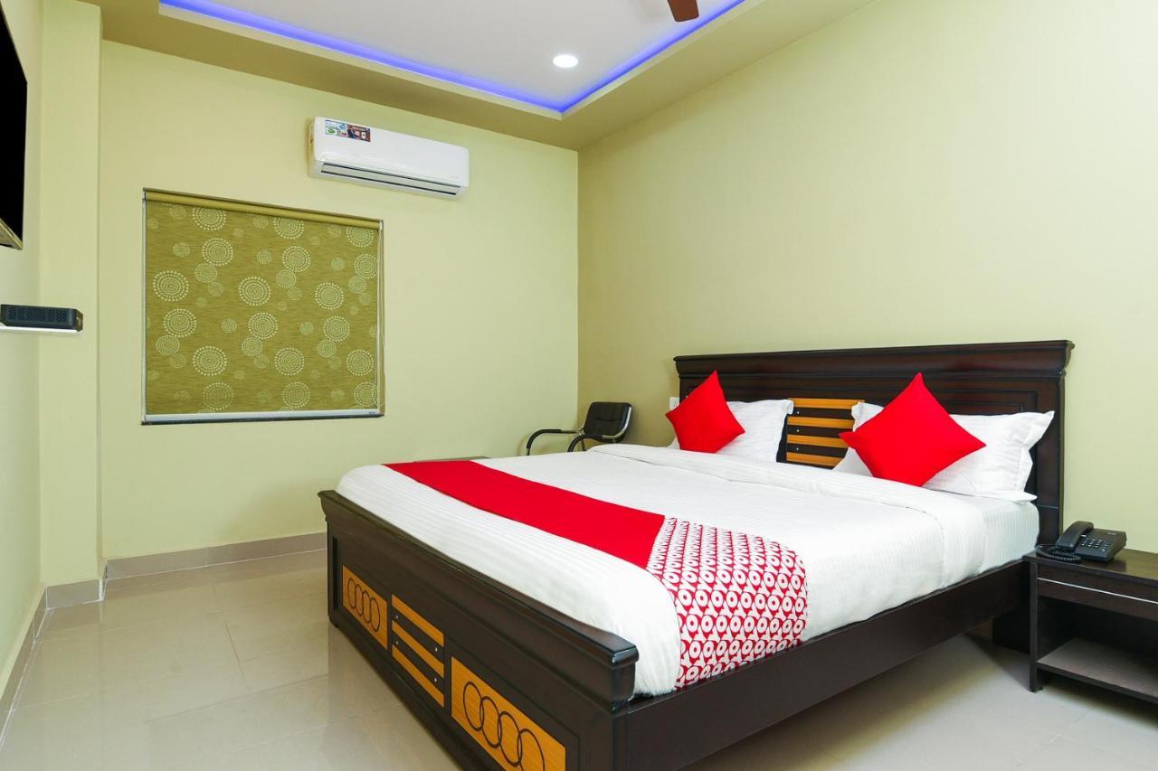 Oyo 27902 Center Point The Hotel Visakhapatnam Esterno foto