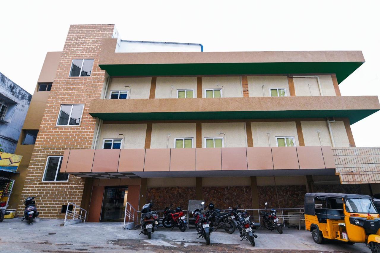 Oyo 27902 Center Point The Hotel Visakhapatnam Esterno foto