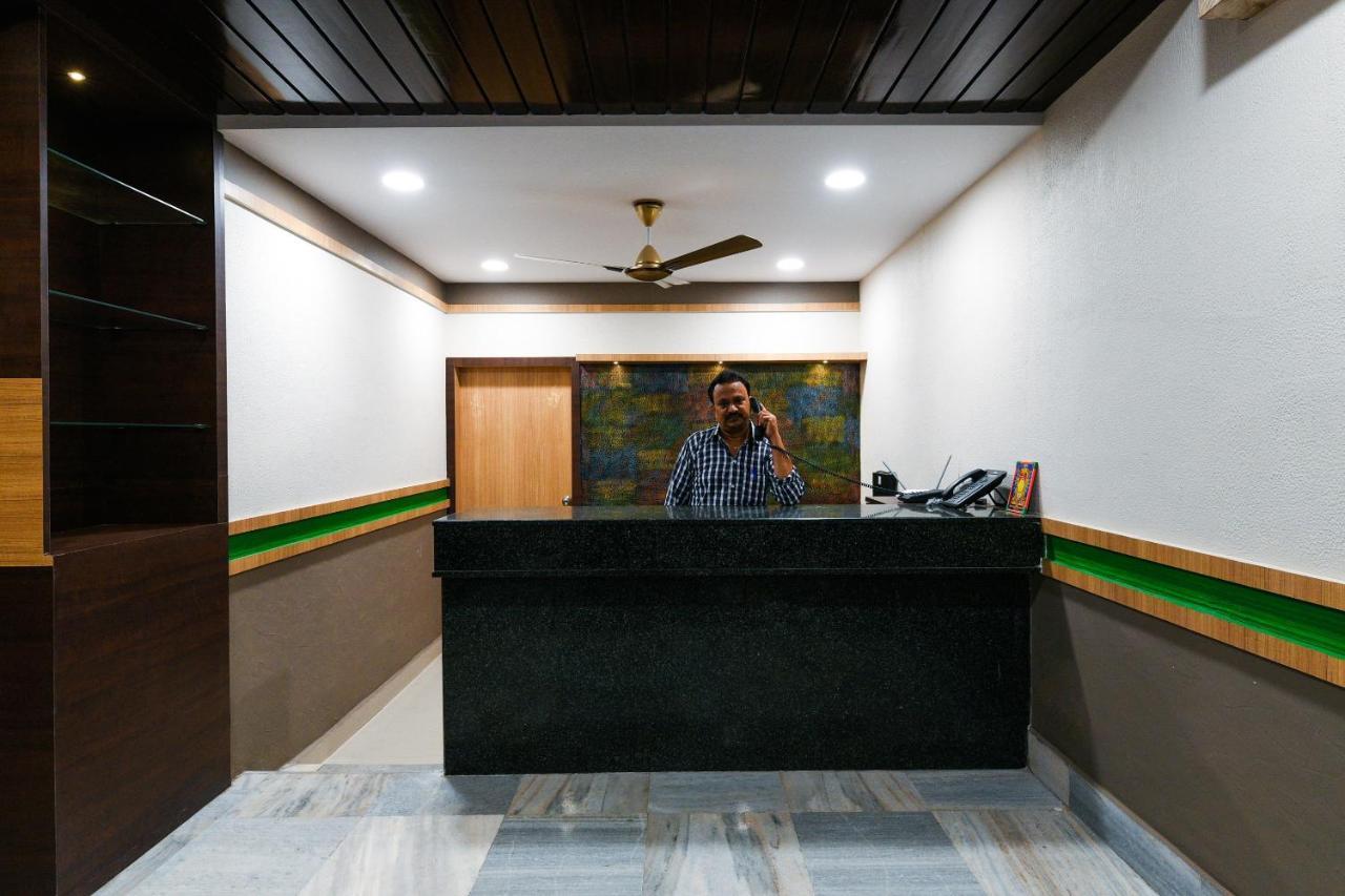 Oyo 27902 Center Point The Hotel Visakhapatnam Esterno foto