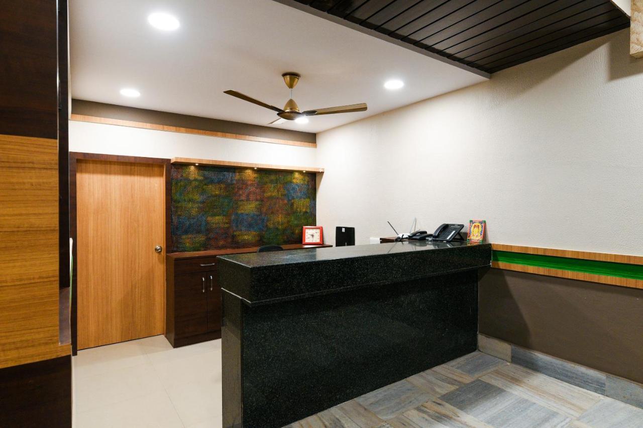 Oyo 27902 Center Point The Hotel Visakhapatnam Esterno foto