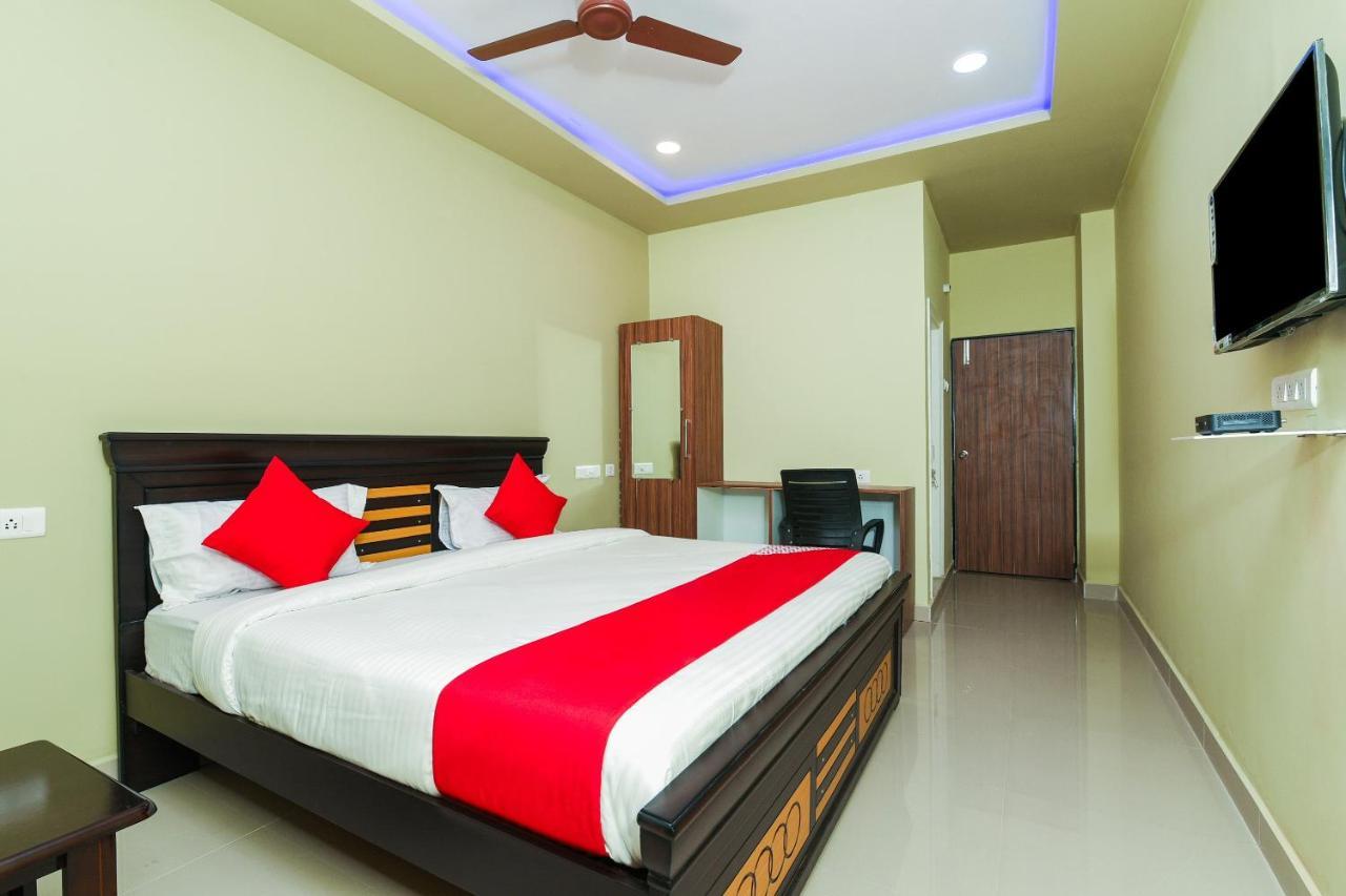 Oyo 27902 Center Point The Hotel Visakhapatnam Esterno foto