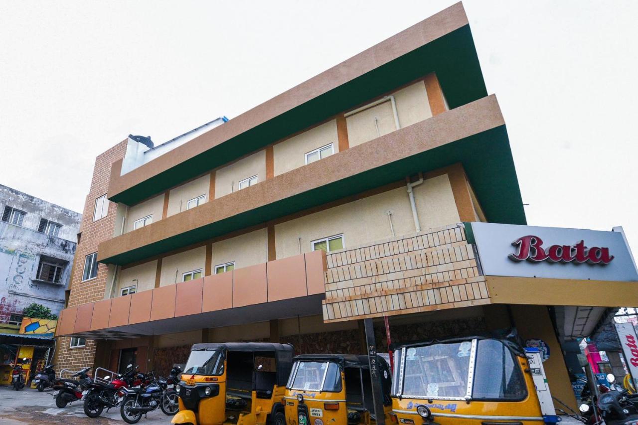 Oyo 27902 Center Point The Hotel Visakhapatnam Esterno foto